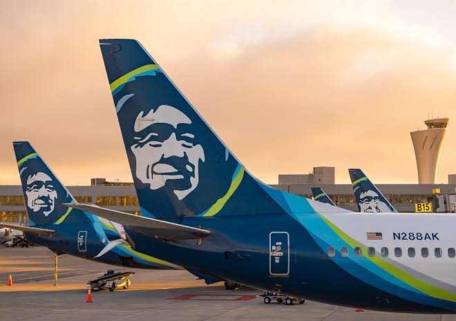 “১৮,০০০ ফুটে দরজা উড়ে গেল! Alaska Airlines কেন হুমকির মুখে?”